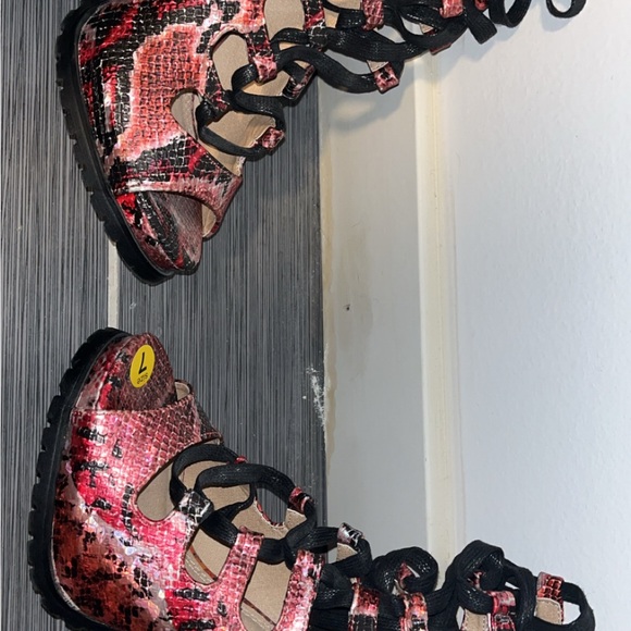 Stylish Red and Black Lace-Up Heels with grip traction size 7 - Picture 2 of 2